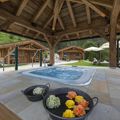 Salt-water whirl pool in the panorama sauna garden